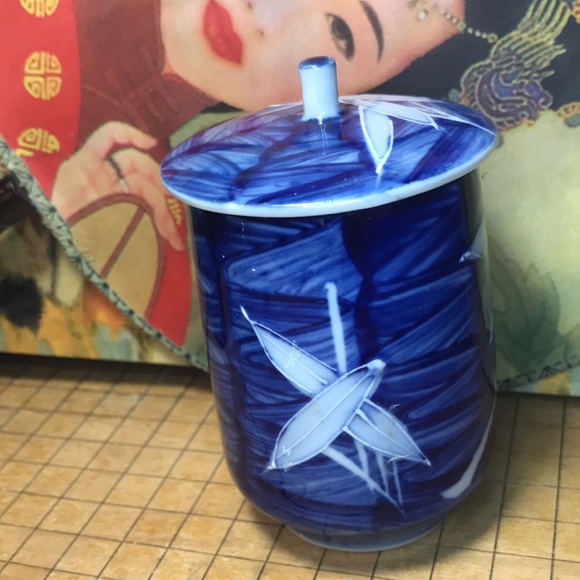 Signed Lidded Tea Cup Blue White Floral Fine Quality Floral Artwork - Picture 5 of 12